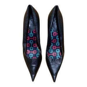 Gucci calfskin leather pumps.